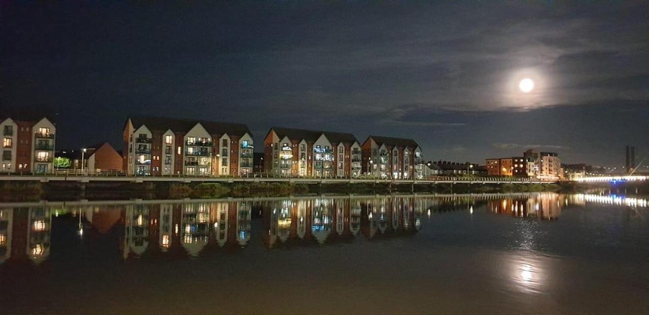 Luxury Riverside 2 Bedroomed Apartment With Balcony Newport  Exterior photo