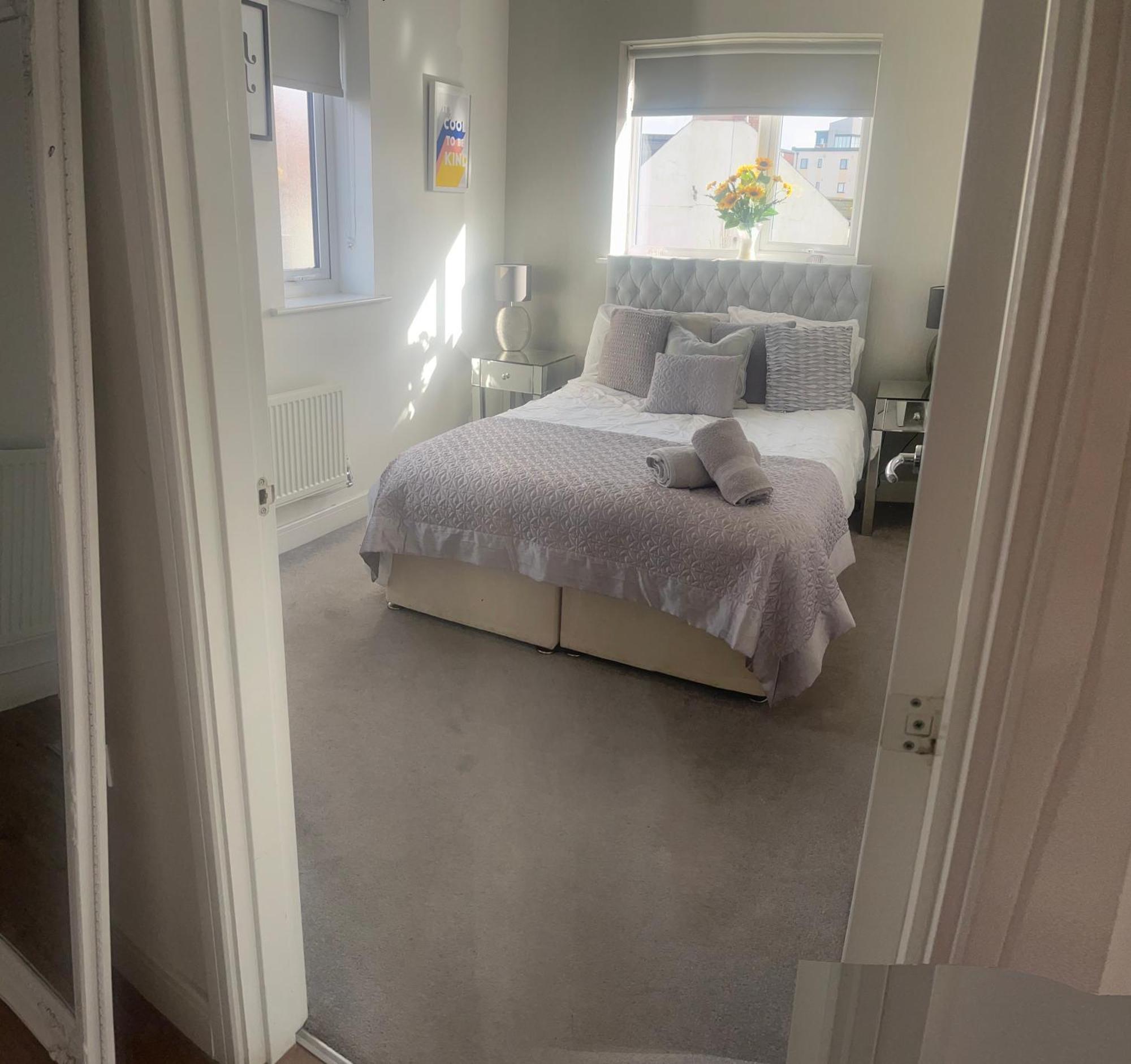 Luxury Riverside 2 Bedroomed Apartment With Balcony Newport  Exterior photo