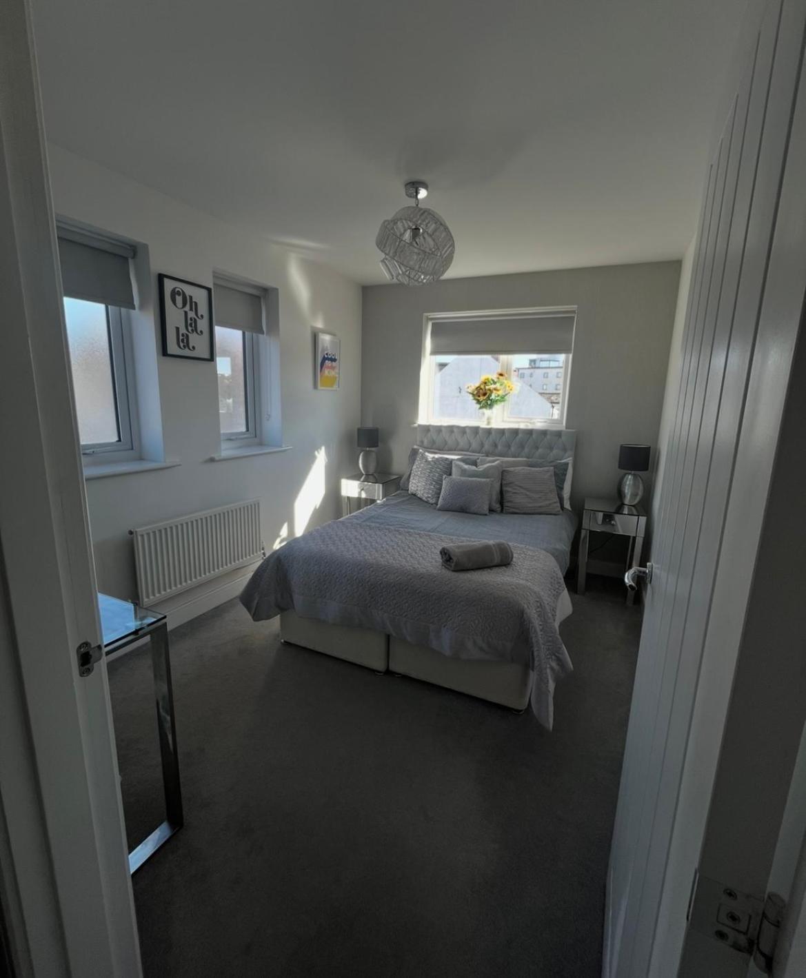 Luxury Riverside 2 Bedroomed Apartment With Balcony Newport  Exterior photo
