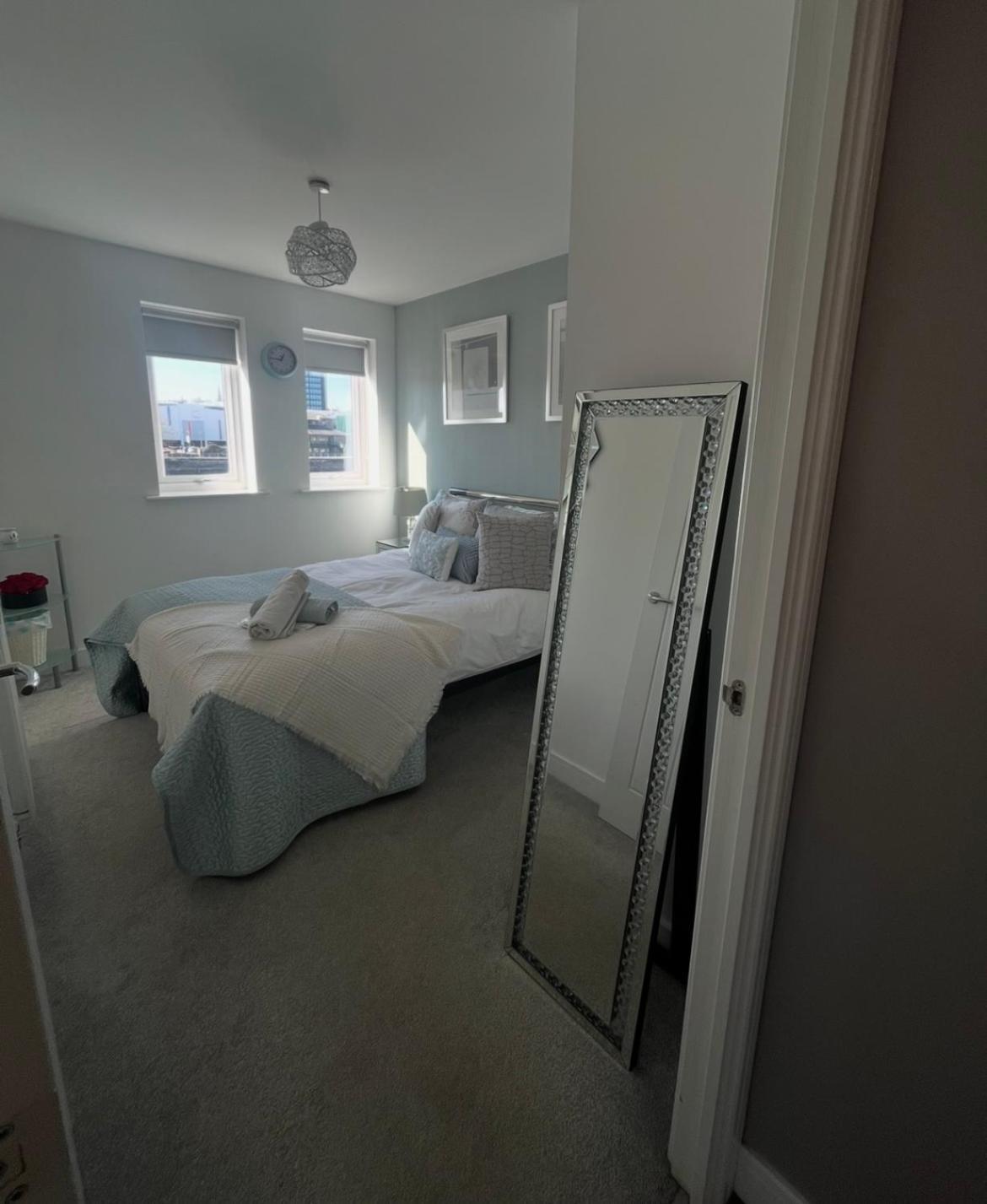 Luxury Riverside 2 Bedroomed Apartment With Balcony Newport  Exterior photo