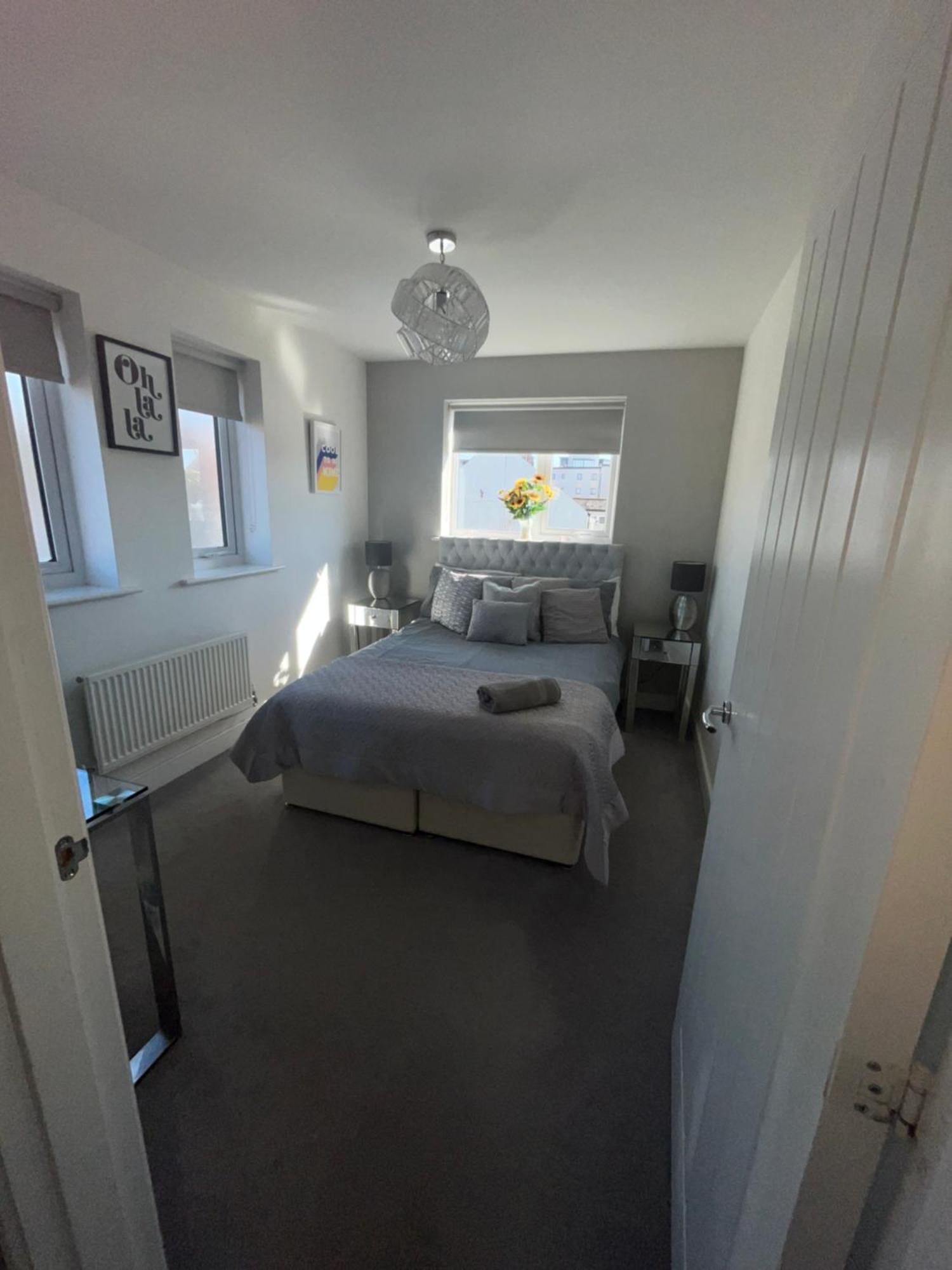 Luxury Riverside 2 Bedroomed Apartment With Balcony Newport  Exterior photo