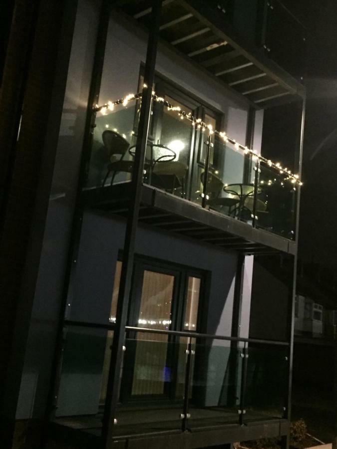 Luxury Riverside 2 Bedroomed Apartment With Balcony Newport  Exterior photo